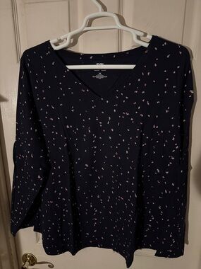 EVRI 3X Everyday Tee Navy V-Neck Long Sleeve Top with Pink Dot Print